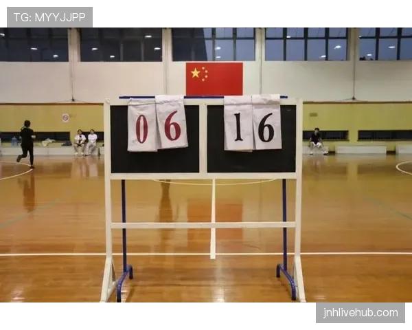 详解篮球比赛中球卡篮筐规则下的球权判定与比赛恢复流程